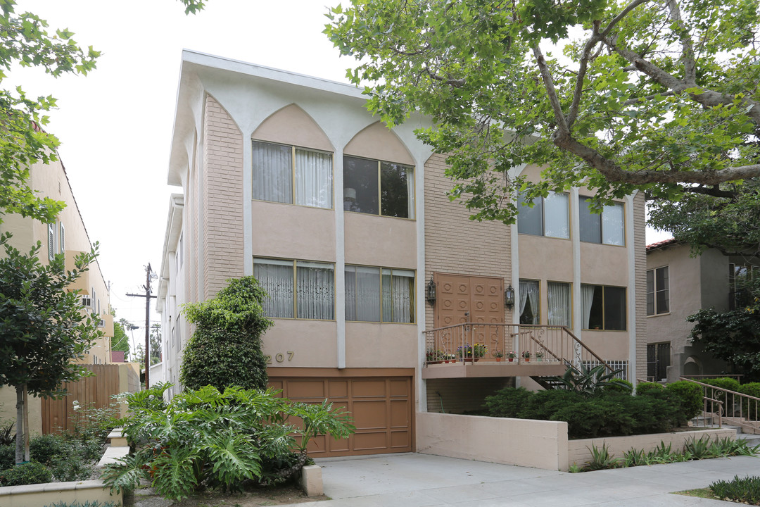 207 N Almont Dr in Beverly Hills, CA - Building Photo