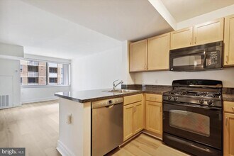 800 4th St SW in Washington, DC - Foto de edificio - Building Photo