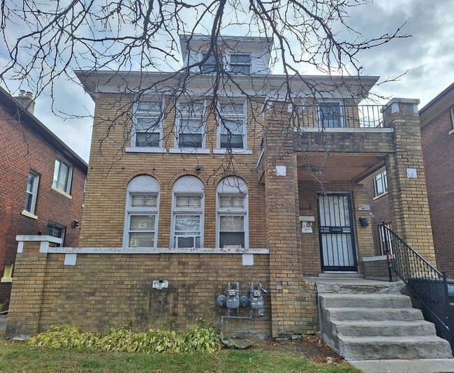 property at 2333 W Grand St