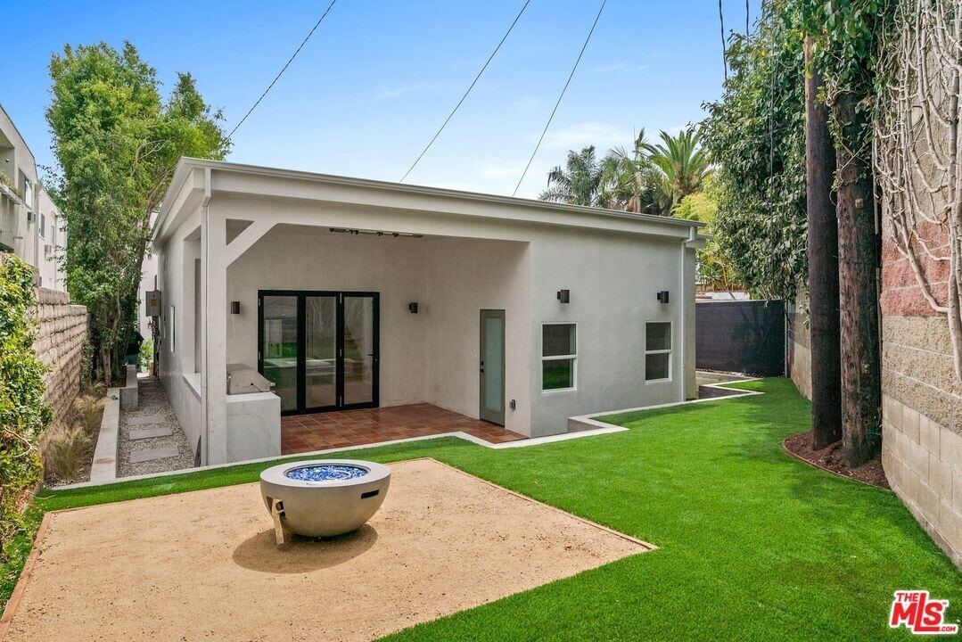 8589 Rugby Dr in West Hollywood, CA - Building Photo