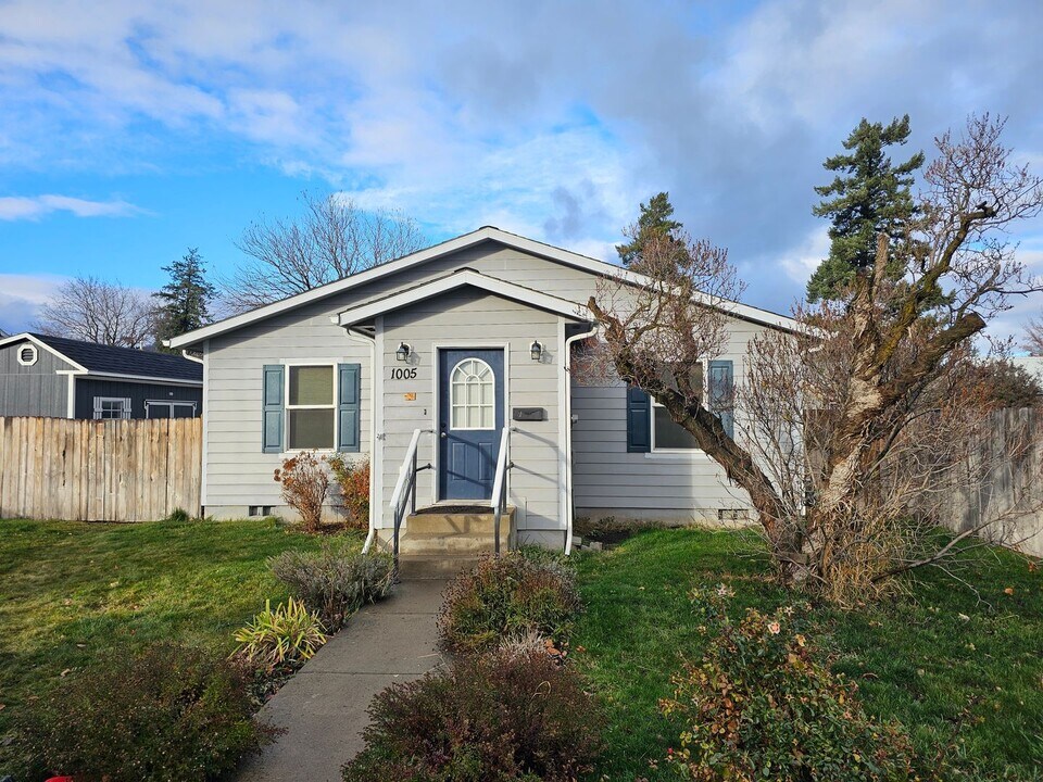 1005 X Ave in La Grande, OR - Building Photo
