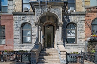 61 E 7th St in New York, NY - Foto de edificio - Building Photo