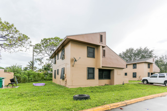 Venetian Gardens in Opa Locka, FL - Foto de edificio - Building Photo