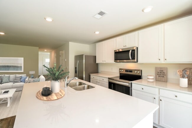 64 Striker Rd in Port Wentworth, GA - Foto de edificio - Building Photo