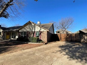 3015 Clover Ln in Euless, TX - Foto de edificio - Building Photo