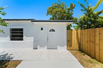 3155 SW 27th Ln in Miami, FL - Foto de edificio - Building Photo