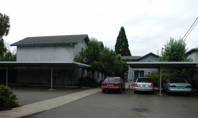 Willow Run Townhouses in Springfield, OR - Building Photo - Building Photo