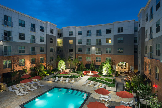 Windsor at Cambridge Park in Cambridge, MA - Foto de edificio - Building Photo