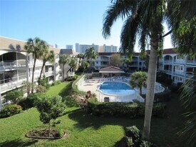 581 Blue Heron Dr in Hallandale Beach, FL - Building Photo
