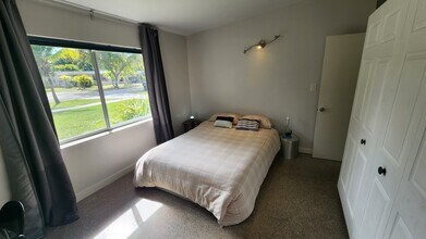 565 NW 128th St in North Miami, FL - Building Photo - Building Photo