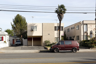 5012 Kester Ave in Van Nuys, CA - Building Photo - Building Photo