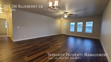 205 SW Blueberry Ln in Grants Pass, OR - Building Photo - Building Photo