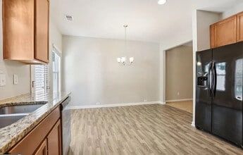 Room in Townhome on Estes Dr in Atlanta, GA - Building Photo - Building Photo
