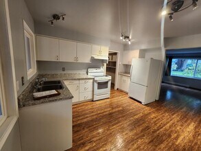 568 Phelps Ave in Victoria, BC - Building Photo - Building Photo