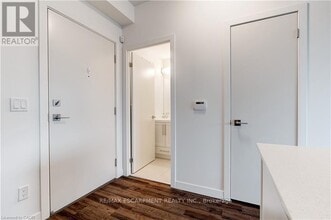 2087 Fairview St in Burlington, ON - Building Photo - Building Photo