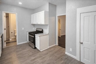 511 W Cleveland St in Alvin, TX - Building Photo - Building Photo