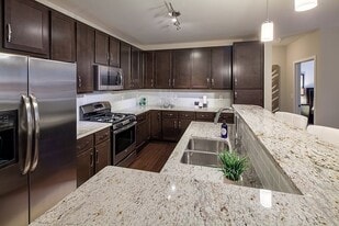 Four Seasons Apartments in Beachwood, OH - Building Photo