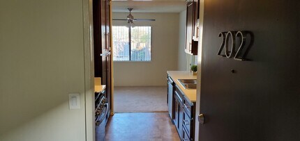 5435 Kester Ave in Van Nuys, CA - Foto de edificio - Building Photo
