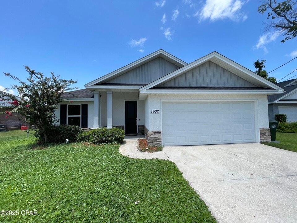 1602 E 9th St in Lynn Haven, FL - Building Photo