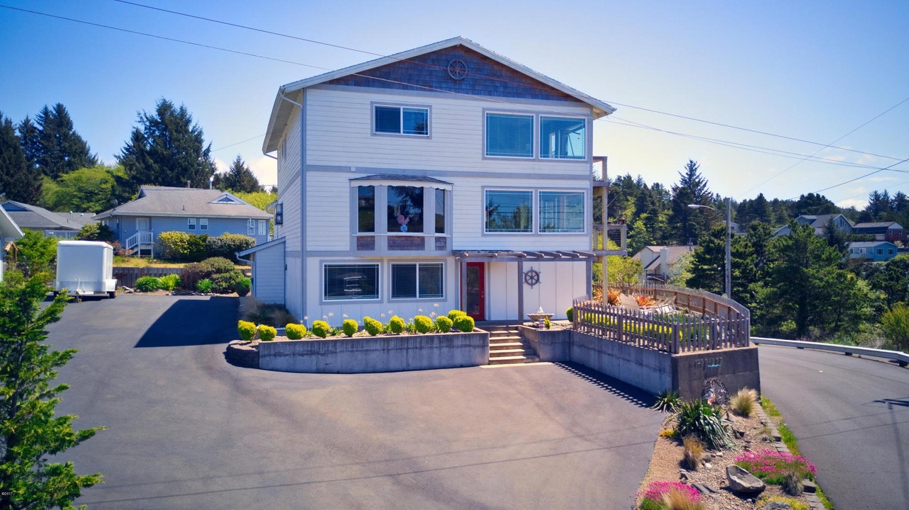 125 SE Bay St in Depoe Bay, OR - Building Photo