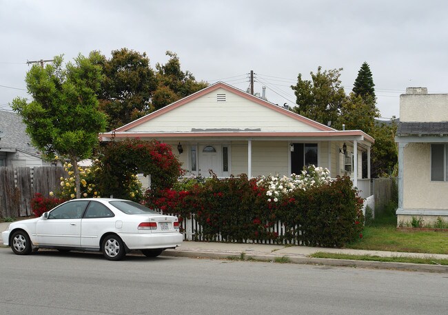 2381 Channel Dr in Ventura, CA - Foto de edificio - Building Photo