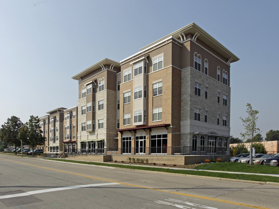 Frontier Hall in Waukesha, WI - Foto de edificio