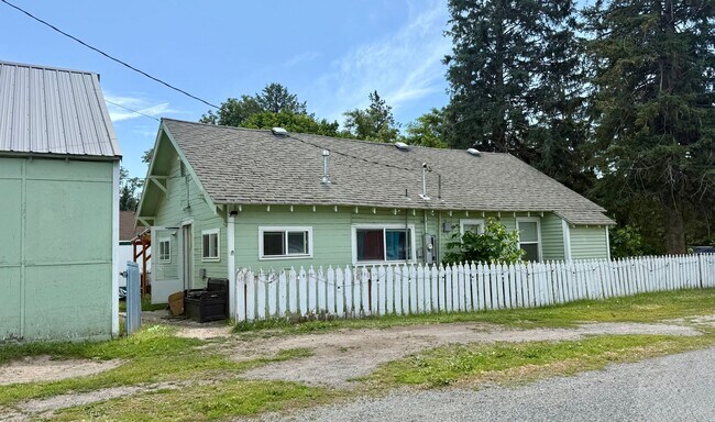 973 N College St in Union, OR - Foto de edificio - Building Photo