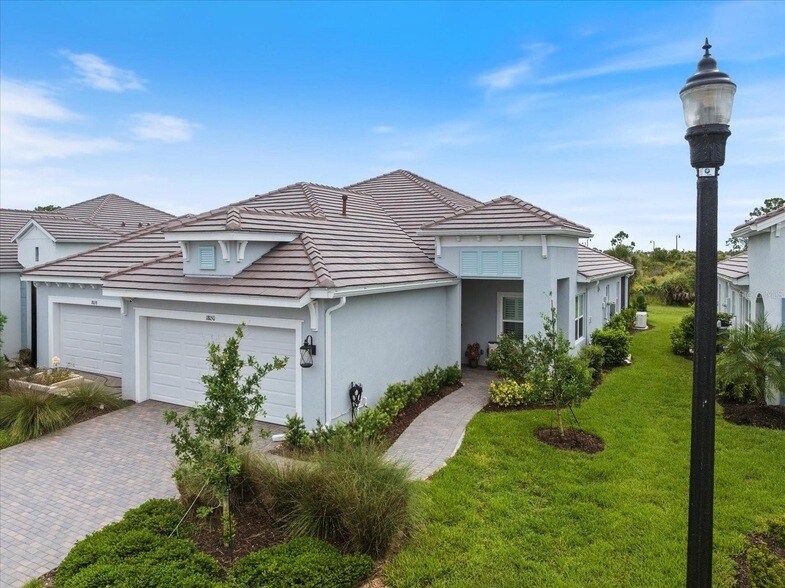 18050 Franklin Park Ct in Venice, FL - Building Photo