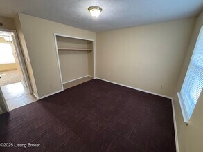 819 Colonial Park Dr in Jeffersonville, IN - Building Photo - Building Photo