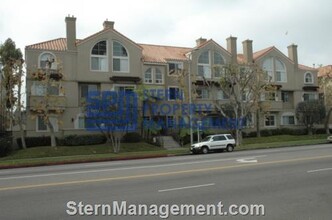 2669 S. Barrington Ave. in Los Angeles, CA - Building Photo - Building Photo