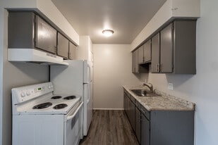 Cove On 13 - Roseville, MI in Roseville, MI - Building Photo