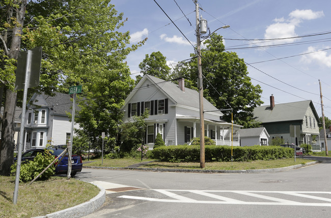 11 Sheridan Ave in Rochester, NH - Building Photo - Building Photo