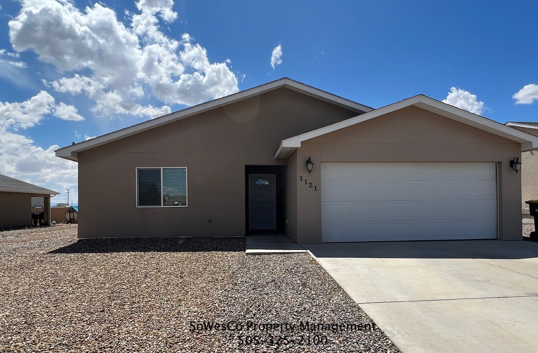 1121 W Little Rabbit Dr in Farmington, NM - Foto de edificio