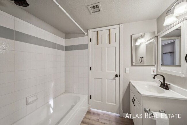 2301 E University Dr in Mesa, AZ - Building Photo - Building Photo