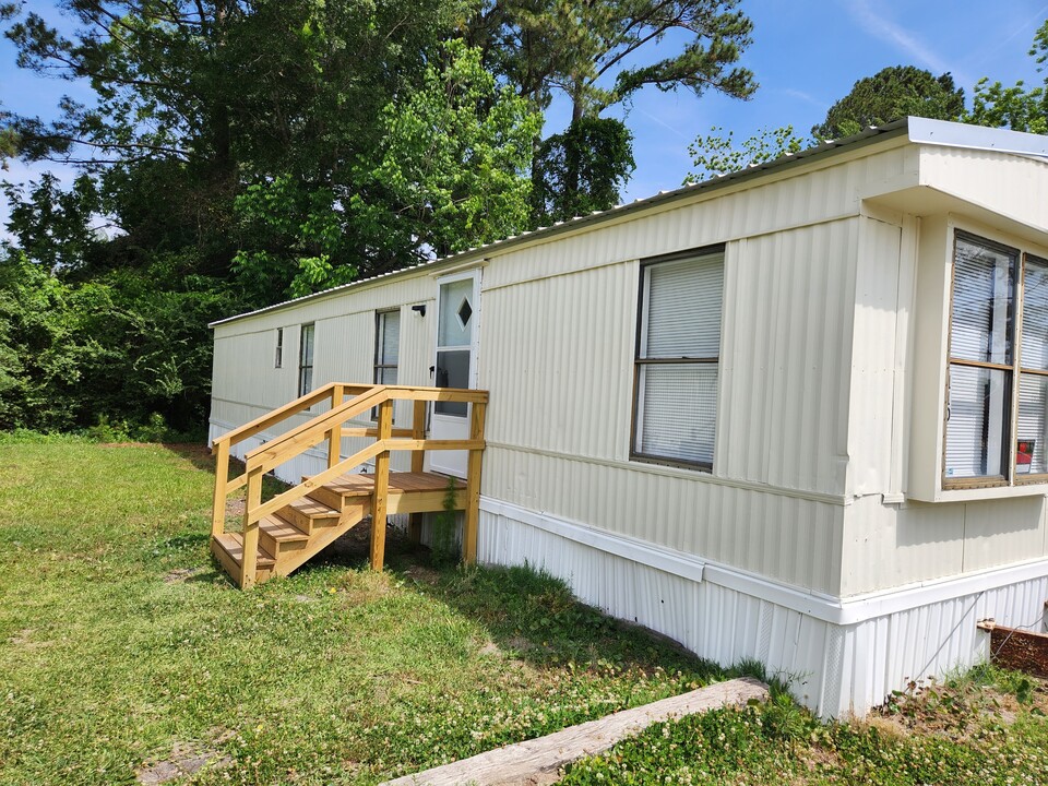 110 Hussey Mhp Ln in Beulaville, NC - Building Photo