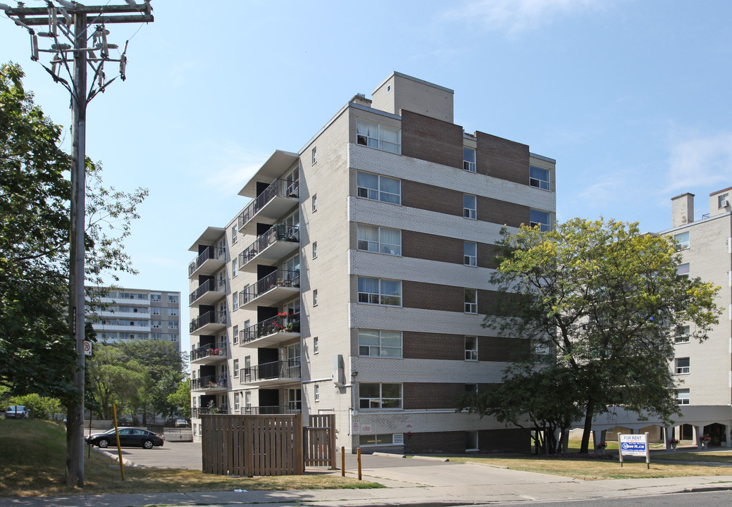 G & M Apartments in Toronto, ON - Building Photo