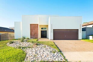 120 Tranquilo Dr in Laredo, TX - Building Photo