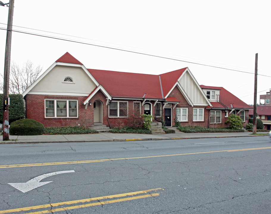 Roanoke Court in Seattle, WA - Building Photo