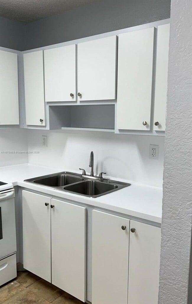 575 W 69th St in Hialeah, FL - Building Photo - Building Photo
