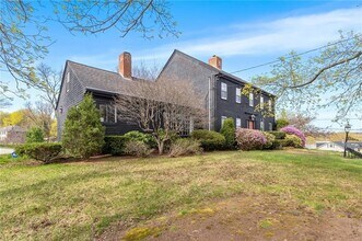 1 Sayles Hill Rd in Lincoln, RI - Foto de edificio - Building Photo