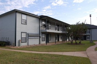 University Trails Prairie View Apartments in Hempstead, TX - Building Photo - Building Photo