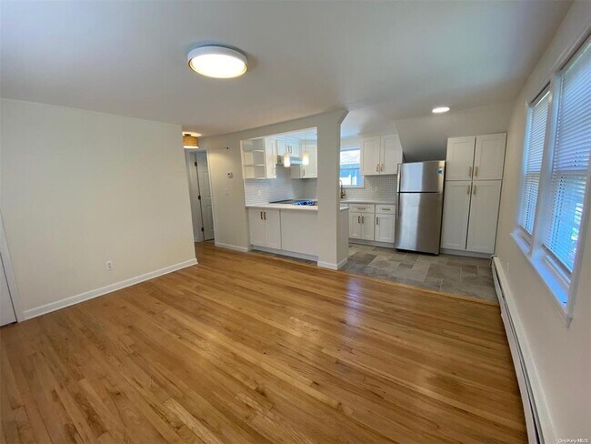 71 Sintsink Dr E-Unit -2nd Fl in Port Washington, NY - Building Photo - Building Photo