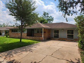 8033 Turquoise Ln in Houston, TX - Building Photo