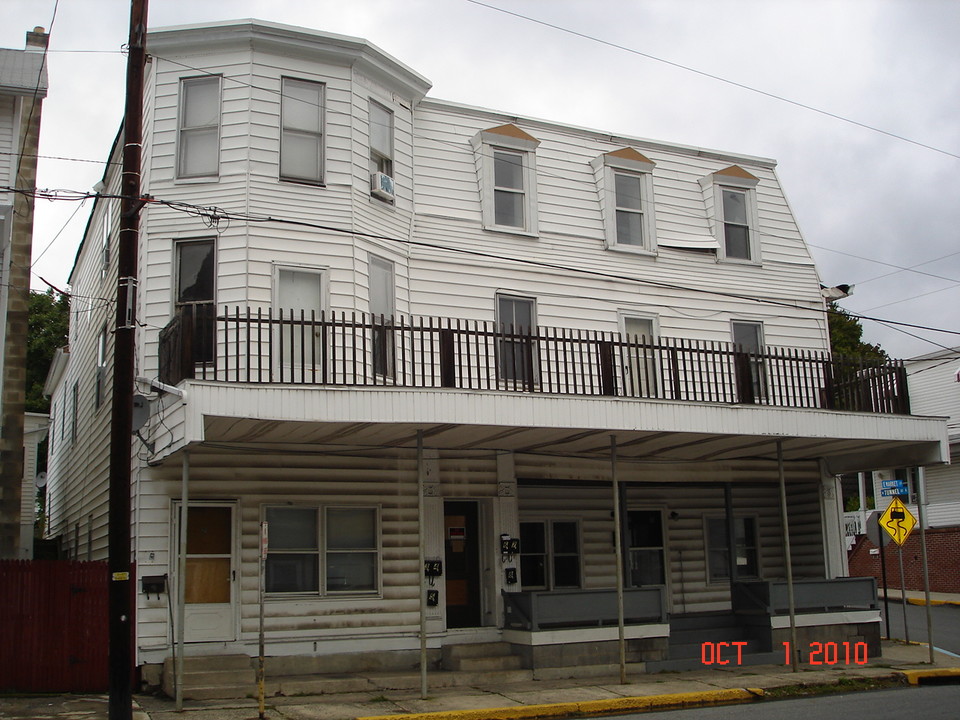 143 Market St in Williamstown, PA - Building Photo