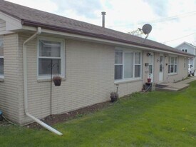 557 E Division St in Lockport, IL - Building Photo