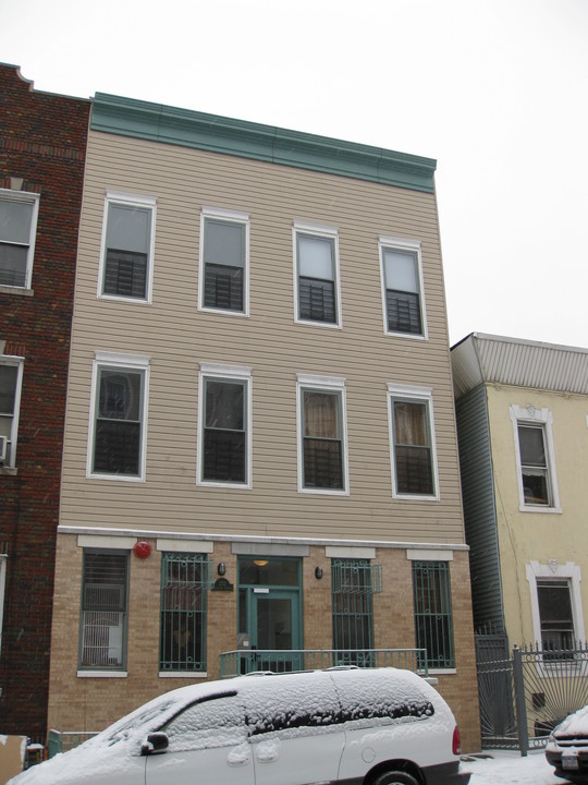 252 Jefferson St in Brooklyn, NY - Foto de edificio