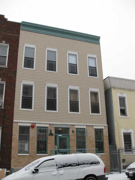 252 Jefferson St in Brooklyn, NY - Building Photo