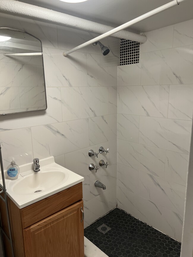 5326 196th St in Fresh Meadows, NY - Building Photo - Building Photo