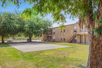 Bear Creek Apartments in Euless, TX - Foto de edificio - Building Photo