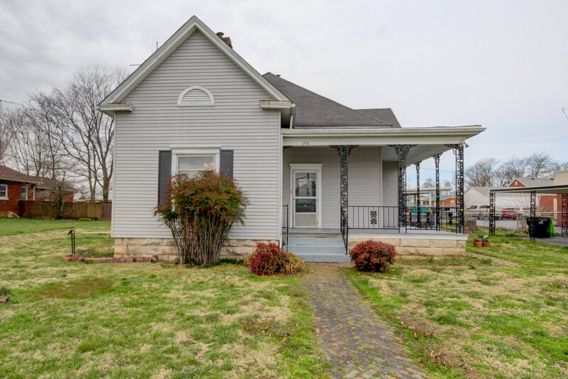 206 N Main St in Elkton, KY - Building Photo